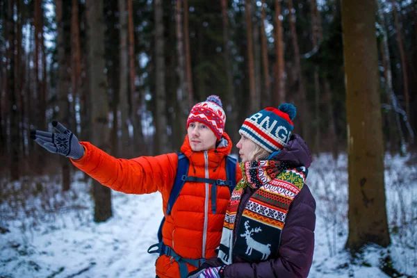 Εικόνα Γυναίκας Και Άνδρα Επιδεικνύουν Χέρι Τους Μπροστά Στο Χειμερινό — Φωτογραφία Αρχείου