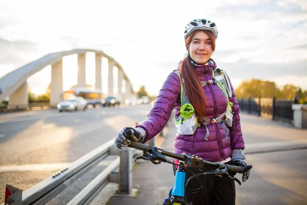 Zdjęcie Sportowej Kobiety Kasku Rowerze Moście Mieście Jesienią Południu — Zdjęcie stockowe