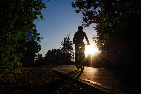 Bild Cyklisten Bär Hjälm Ridning Runt Staden Kvällen Mot Solen — Stockfoto