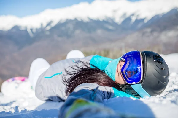 Photo Young Woman Helmet Snowboard Lying Mountain Slope Day — Stock Photo, Image