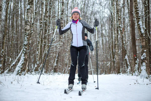 Imagen Mujer Deportiva Hombre Esquiando Bosque Invierno Durante Día —  Fotos de Stock