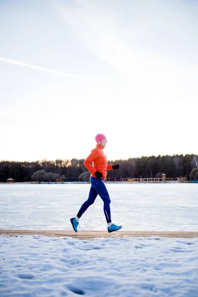 在冬季公园进行晨练的女运动员形象 — 图库照片