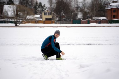 Koşu ayakkabısı deneyen koşucular kışın koşuya hazırlanıyorlar. Egzersiz konsepti.