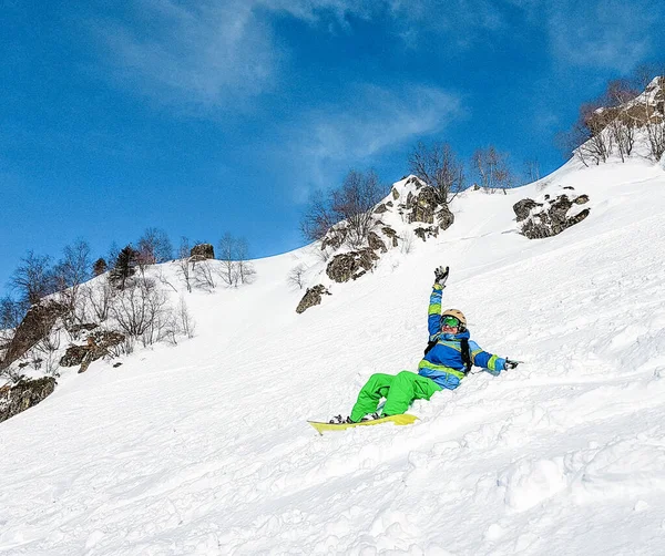 Foto Los Jóvenes Casco Con Snowboard Ladera Montaña Durante Día —  Fotos de Stock