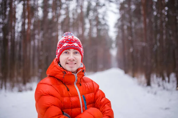 Foto Leende Man Vinterskogen Eftermiddagen Mot Träd Bakgrund — Stockfoto