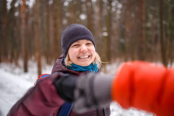 Foto Pessoas Fazendo Aperto Mão Floresta Inverno Durante Dia — Fotografia de Stock