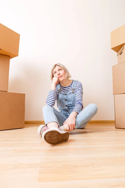 Foto Jovem Mulher Sentada Chão Apartamento Vazio — Fotografia de Stock