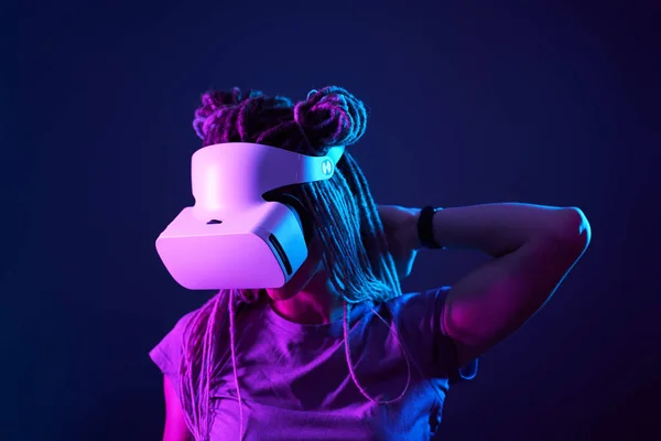 女性は仮想現実ヘッドセットを使用しています。ネオンスタジオ肖像画. — ストック写真