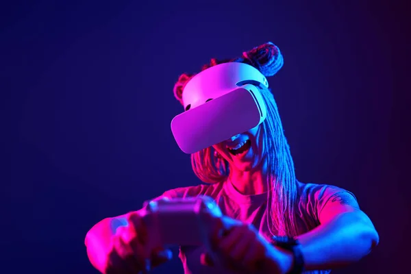 Η γυναίκα χρησιμοποιεί ακουστικά εικονικής πραγματικότητας. Προσωπογραφία στούντιο νέον φως. — Φωτογραφία Αρχείου