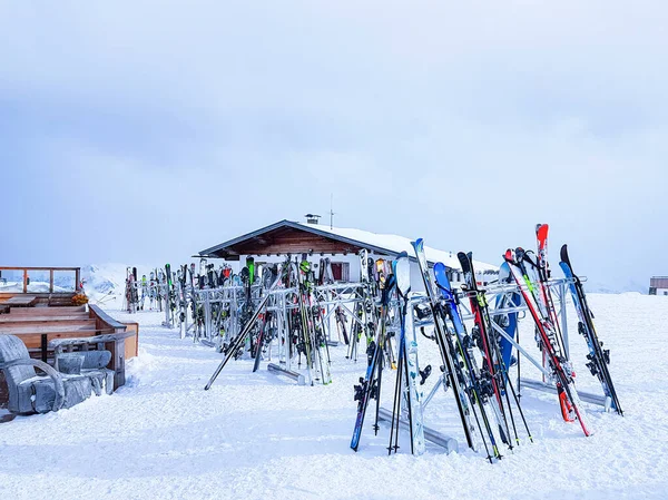 겨울 리조트에 있는 다양 한 색깔의 스키의 사진. — 스톡 사진