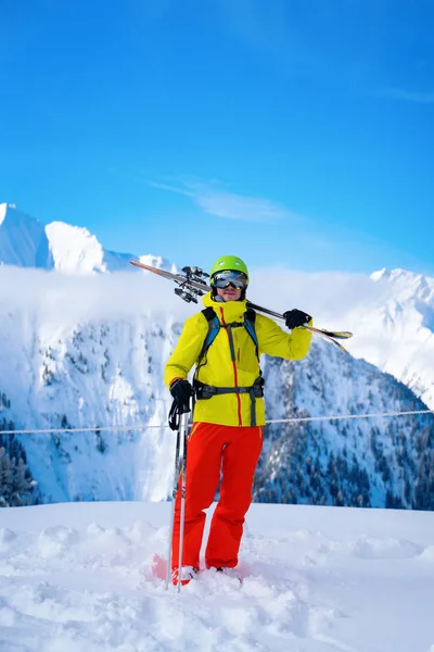 头戴钢盔、肩上有滑雪板的有运动精神的男人的画像 — 图库照片