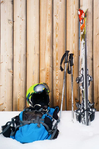 스키 리조트의 스키 리조트에 있는 스키, 헬멧, 배낭, 나무 울타리 배경 — 스톡 사진