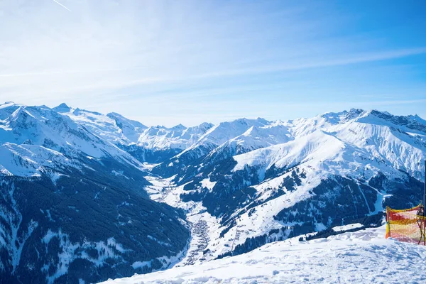 Photo de hauts plateaux pittoresques avec montagnes de neige et ciel bleu — Photo