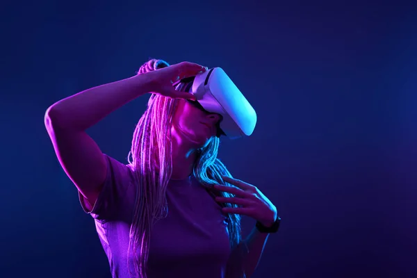 Kadın sanal gerçeklik kulaklığı kullanıyor. Neon Light Stüdyo Portresi. — Stok fotoğraf