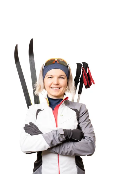 Foto de una joven deportista con esquís y bastones de esquí a sus espaldas sobre un fondo blanco vacío —  Fotos de Stock