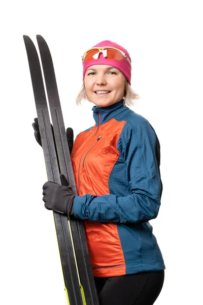 Imagen de la deportista sonriente con esquís sobre fondo blanco vacío . — Foto de Stock