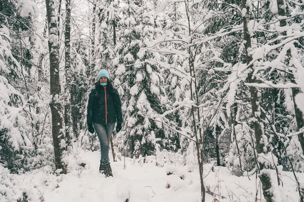 Foto de mulher turística caminhando na floresta de inverno — Fotografia de Stock