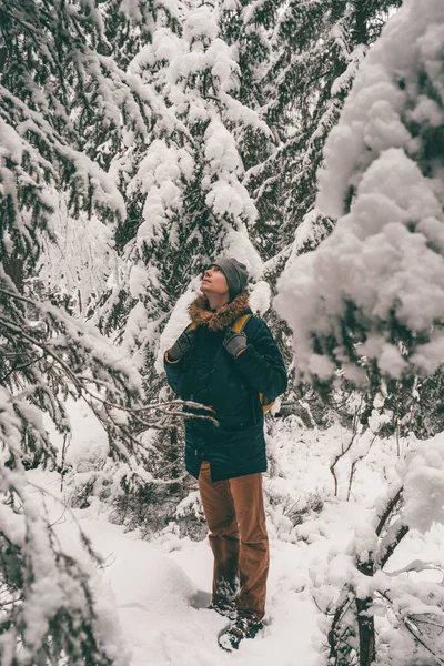 Imagem completa do homem na floresta de inverno . — Fotografia de Stock