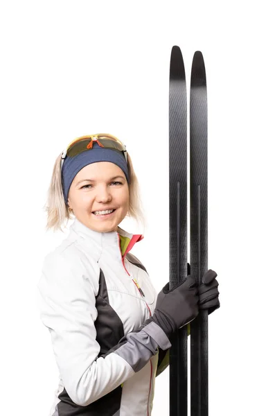 Photo de jeune sportive avec des skis sur fond blanc vide . — Photo