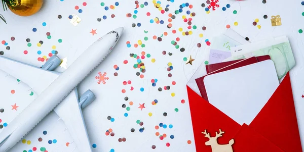 Фото красного конверта, печенья, самолета, веток елочных рождественских украшений . — стоковое фото