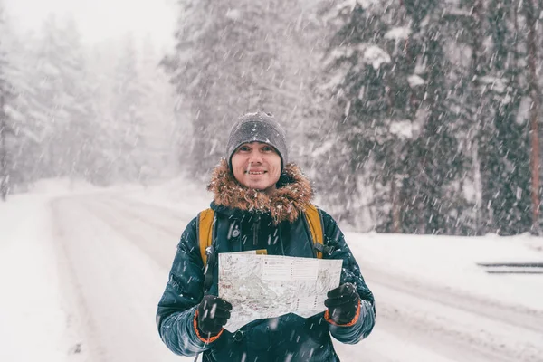 Imagen del hombre con mapa en las manos para caminar — Foto de Stock