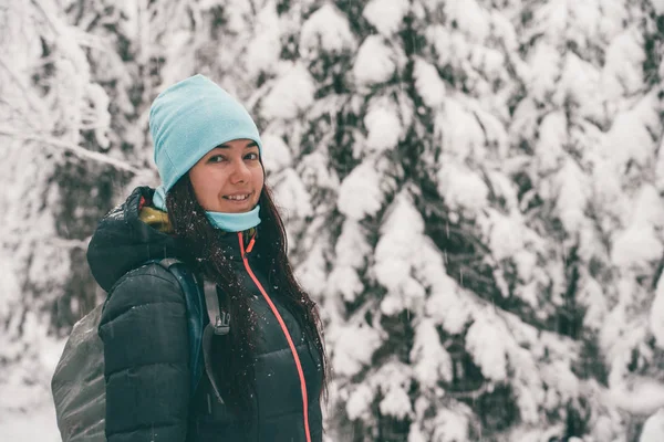 Imagem de uma mulher turista caminhando na floresta de inverno . — Fotografia de Stock