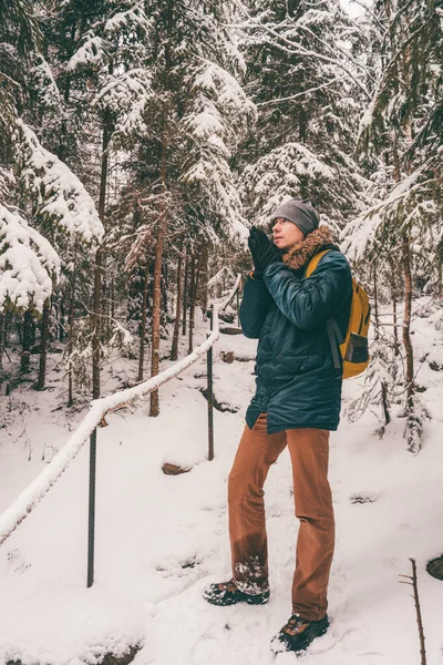 Foto completa do homem na floresta de inverno . — Fotografia de Stock