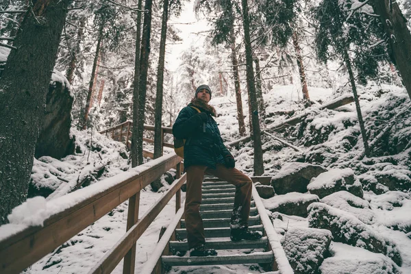 Imagem do homem na floresta de inverno na ponte de madeira  . — Fotografia de Stock