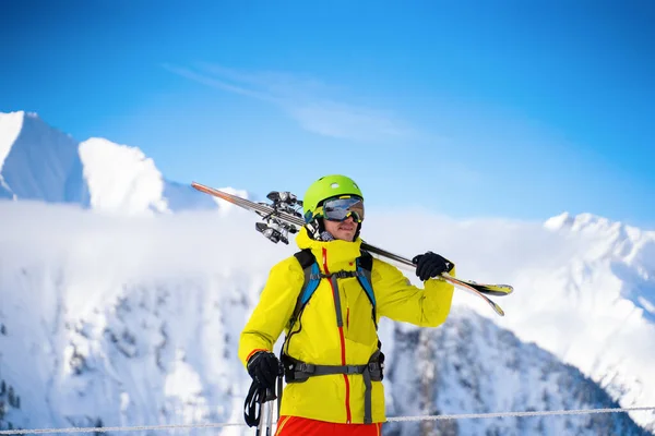 头戴钢盔、肩上有滑雪板的有运动精神的男人的画像 — 图库照片