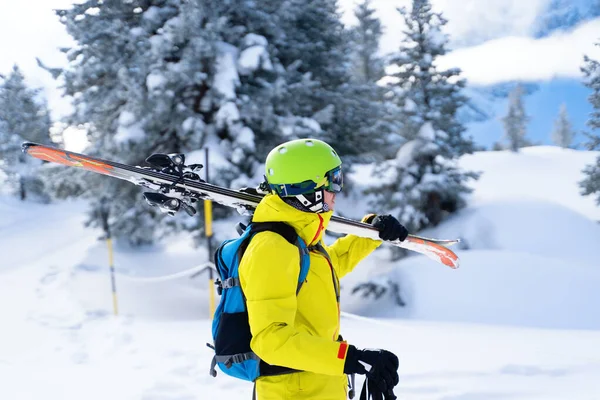 Portret van sportieve man in helm met ski 's op zijn schouder — Stockfoto