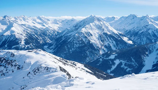 Photo de hauts plateaux pittoresques avec montagnes de neige et ciel bleu — Photo