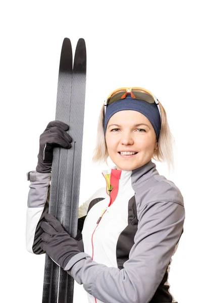 Photo de jeune sportive avec des skis sur fond blanc vide . — Photo
