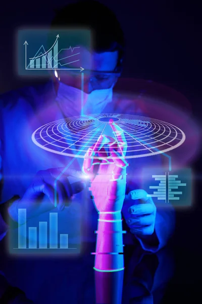 Інженер створює роботизовану руку. Концепція кіберзв'язку та робототехніки . — стокове фото