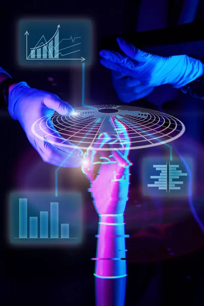 El ingeniero crea un brazo robótico. Concepto de comunicación cibernética y robótica . — Foto de Stock