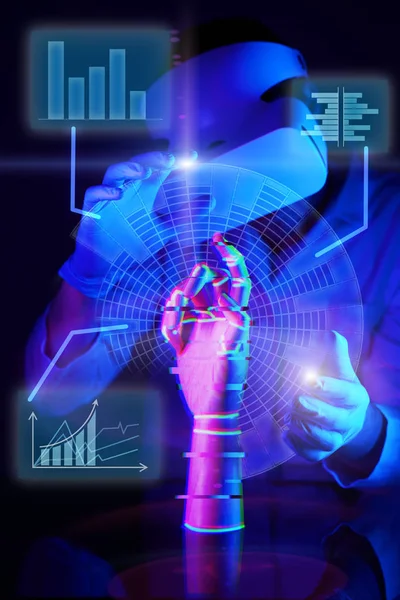 El ingeniero crea un brazo robótico. Concepto de comunicación cibernética y robótica . —  Fotos de Stock