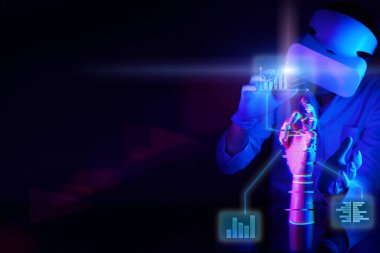 Mühendis robot bir kol yaratıyor. Siber iletişim ve robot iletişimi kavramı.