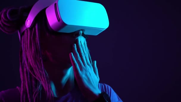 Леди шокирована ношением очков виртуальной реальности крупным планом — стоковое видео