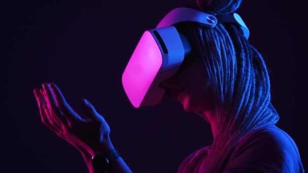 Леди в очках современной виртуальной реальности смотрит на руки — стоковое видео