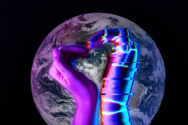 Dünya 'nın arka planına karşı insan ve robot tarafından şekillendirilen kalp. Bu görüntünün elementleri Nasa tarafından döşenmiştir