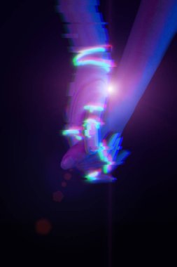 İnsan, dijital teknolojinin yarattığı bir robotun elini tutuyor. İnsanoğlunun ve teknolojinin dostluğu.