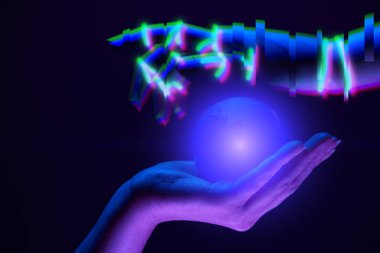 Kadın ve robotların elleri, insanlar ve teknoloji arasındaki ortaklığın sembolü..