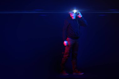 Sanal gerçeklik kulaklığı olan adam. Hata efektli resim