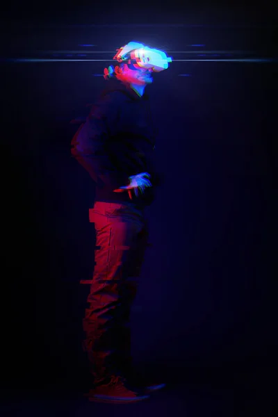 Hombre con auriculares de realidad virtual. Imagen con efecto glitch —  Fotos de Stock
