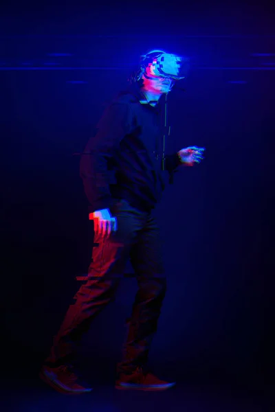 Hombre con auriculares de realidad virtual. Imagen con efecto glitch — Foto de Stock