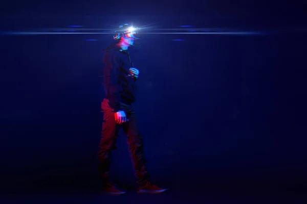 Uomo con auricolare realtà virtuale. Immagine con effetto glitch — Foto Stock