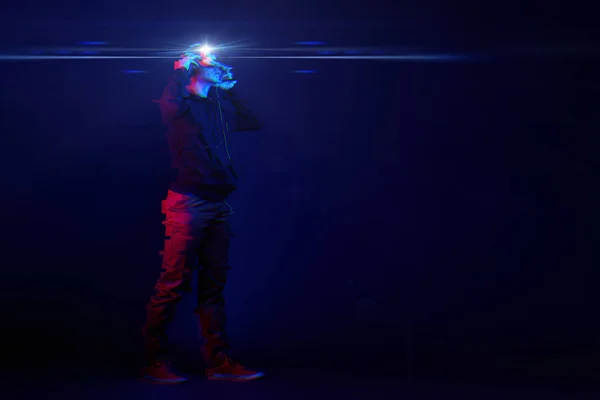 Hombre con auriculares de realidad virtual. Imagen con efecto glitch — Foto de Stock