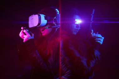 Sanal gerçeklik kulaklığı, oyun alanı ve sanal oyun avatarı olan bir kadın. Hata efektli resim.