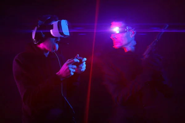 仮想現実のヘッドセットとゲームパッドと彼の仮想ゲームのアバターを持つ男。グリッチ効果のある画像. — ストック写真