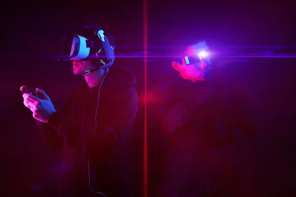 Mann mit Virtual-Reality-Headset und Gamepad und seinem virtuellen Gaming-Avatar. Bild mit Glitch-Effekt. — Stockfoto