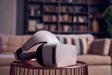 Arka plandaki dairenin karşısındaki masada sanal gerçeklik gözlükleri var.